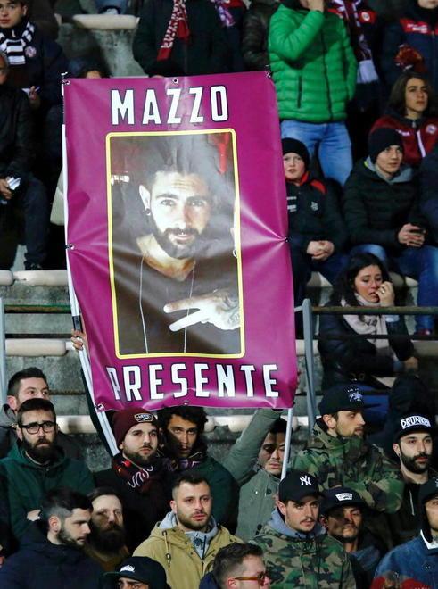 L’abbraccio dei tifosi nonostante la sconfitta 