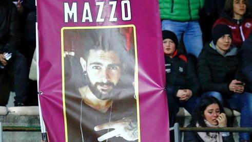 L’abbraccio dei tifosi nonostante la sconfitta
