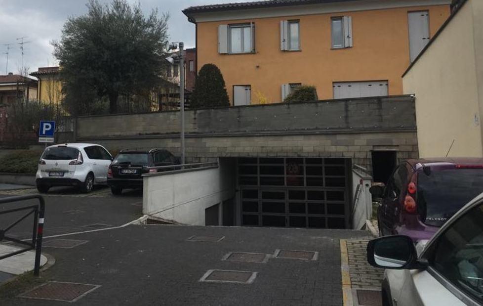 Incendio in garage: auto distrutta 