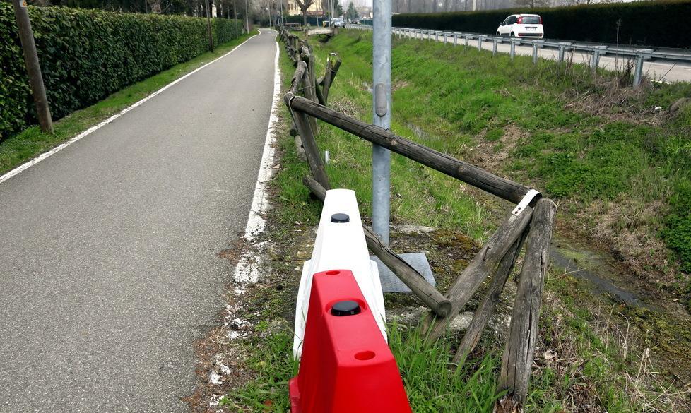 Degrado lungo la ciclabile Gherbella