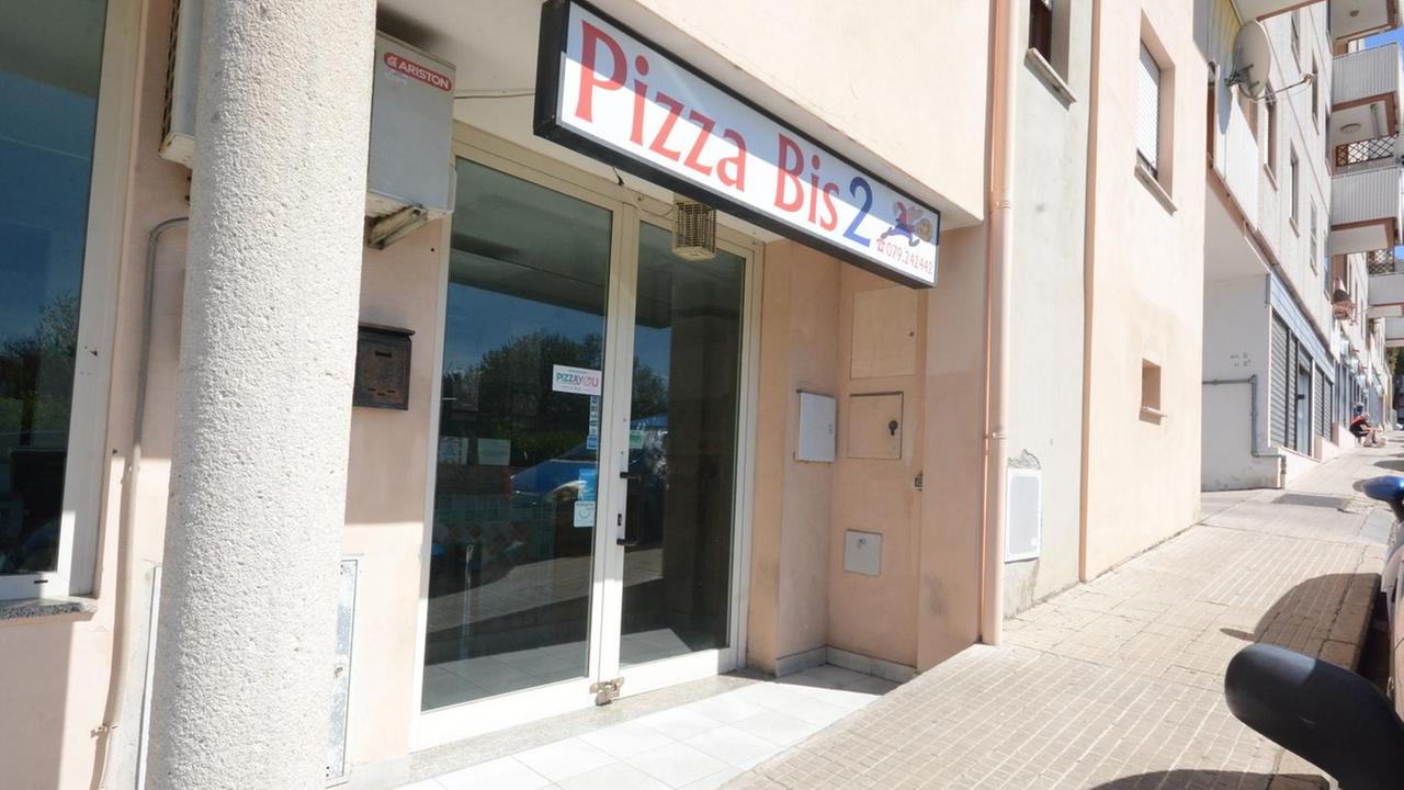 Armato di pistola in pizzeria rapinatore scappa con mille euro 