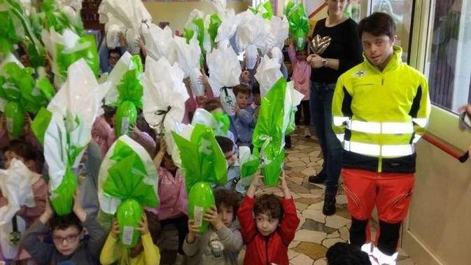 Dona agli asili 300 uova della Croce Verde