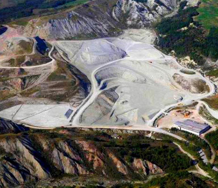 Nell’ex discarica una valanga di rifiuti 