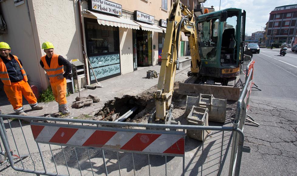 Modena, via Vignolese: Cede la strada, furgone nel buco. Ferito il conducente