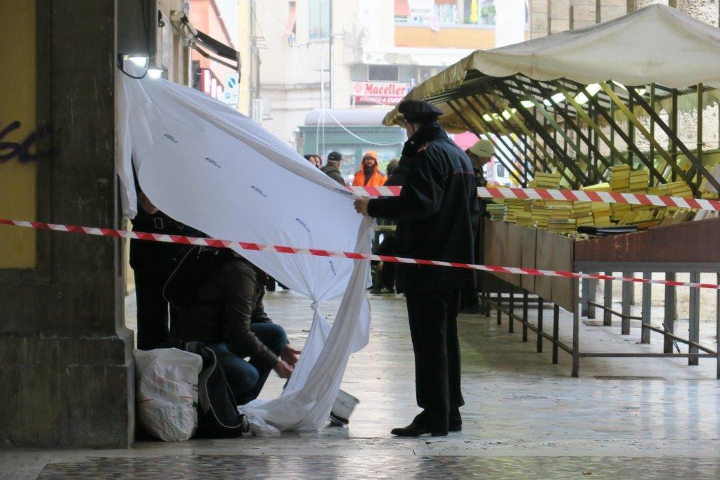 Senzatetto trovato morto in centro sotto i portici