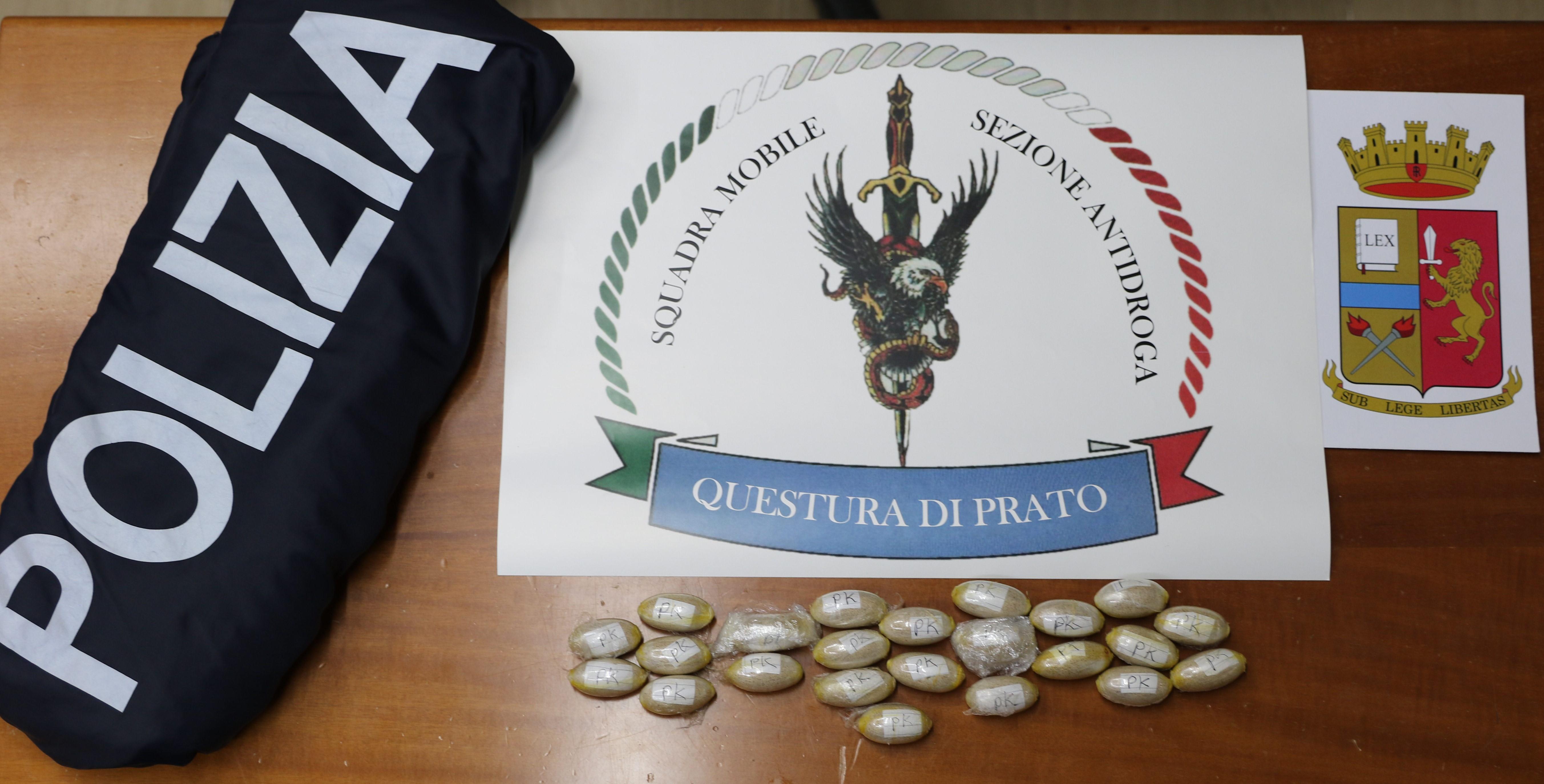 Gli ovuli di eroina sequestrati al venticinquenne nigeriano