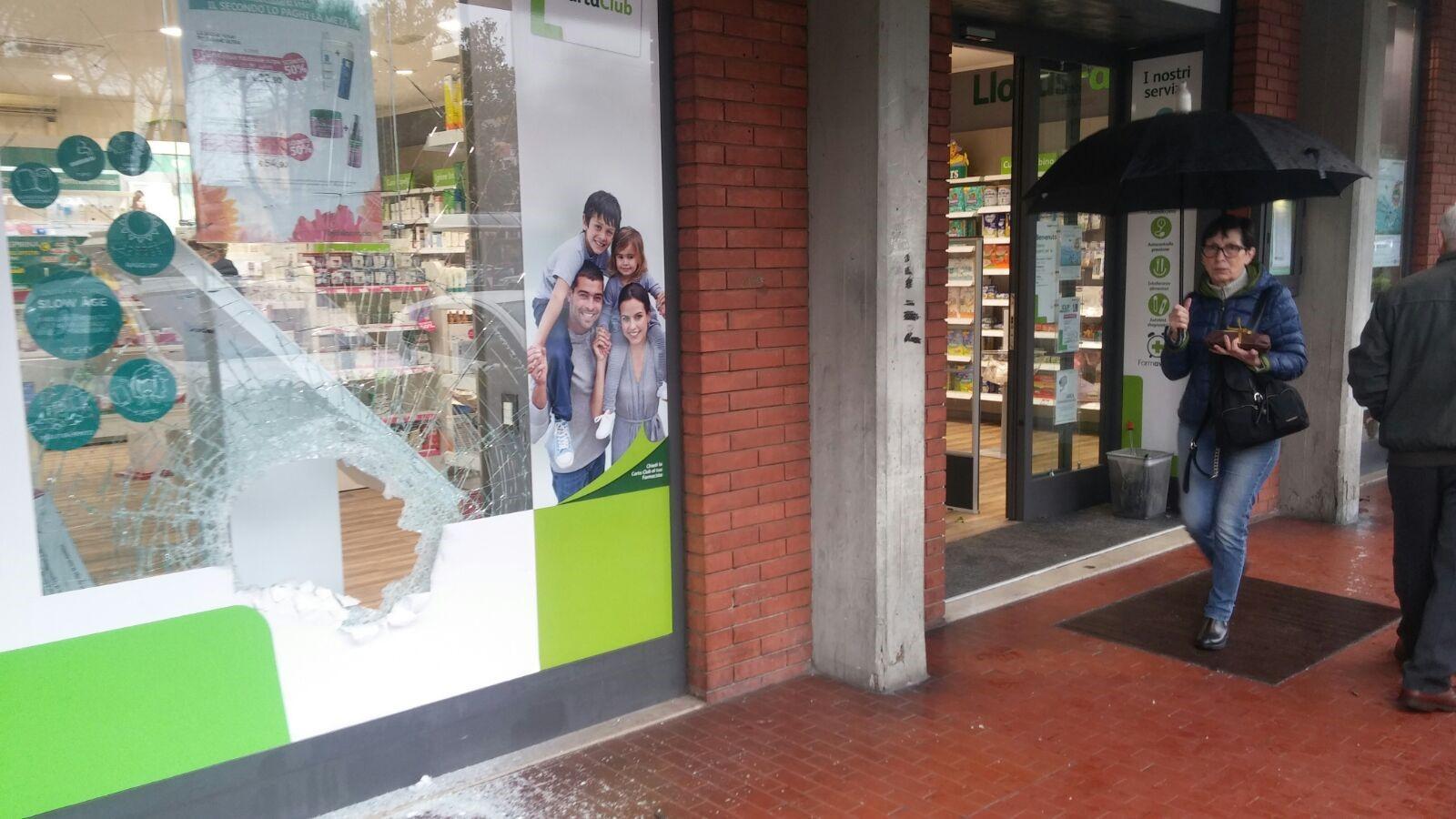 La spaccata alla farmacia di via dell'Alberaccio (foto Sproviero/Batavia)