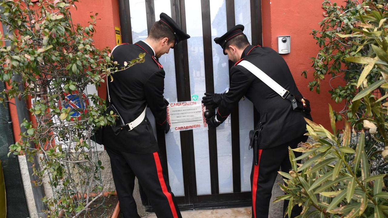 I carabinieri sequestrano il Club Valentine a Pontedera (foto Silvi)