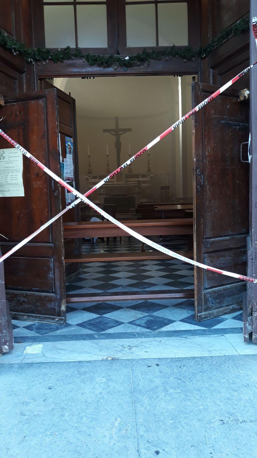 Incendio alla chiesa di Salviano: bruciano le ostie consacrate