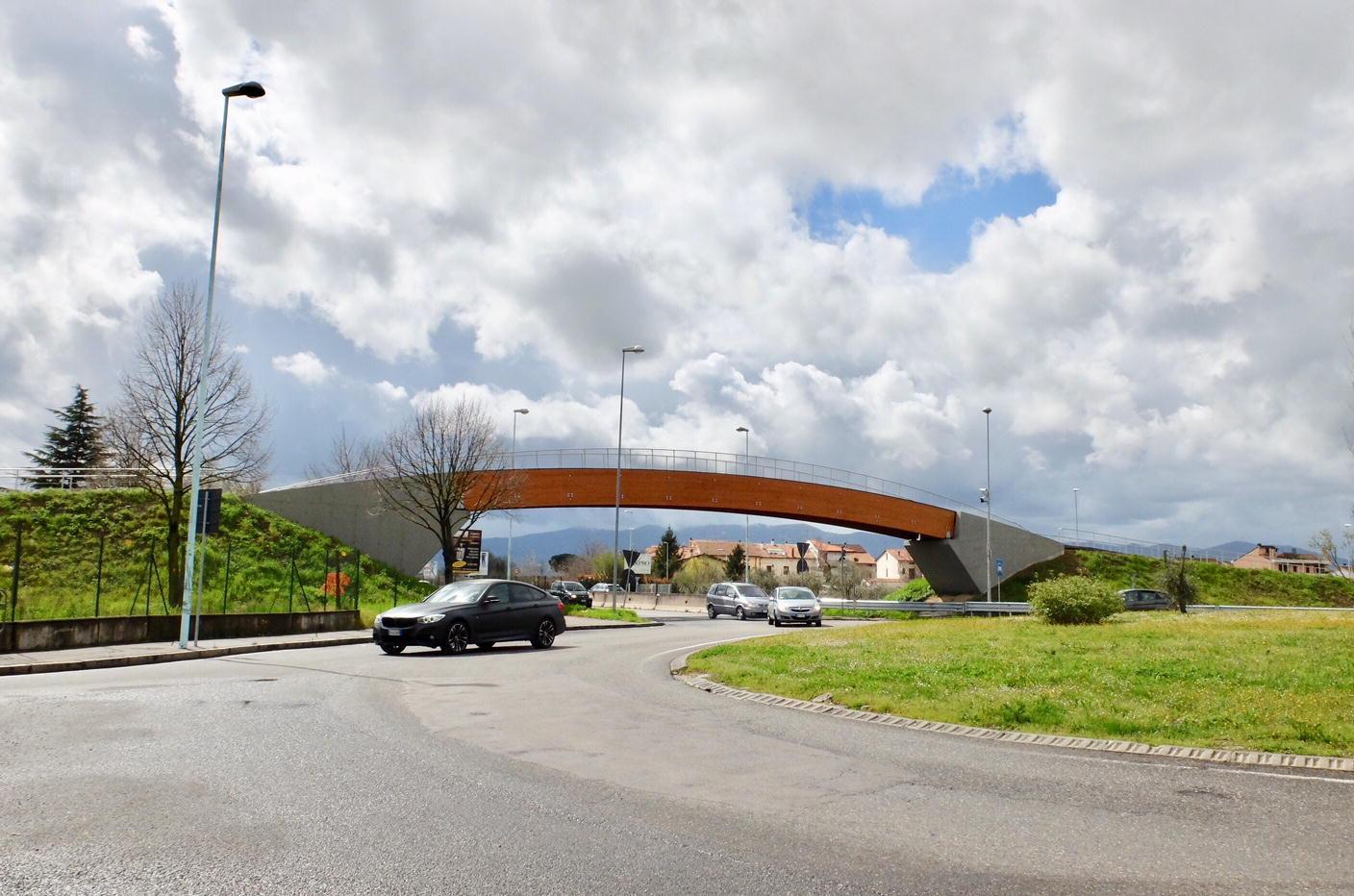 La passerella ciclopedonale dietro al Parco Prato (foto Sproviero/Batavia)