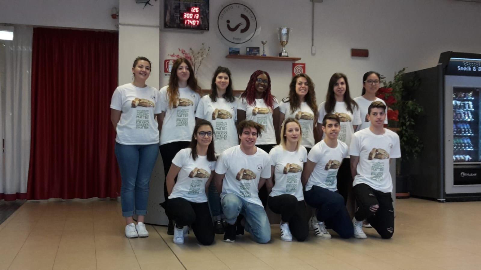 Gli studenti del Datini con le magliette che promuovono i biscotti Mattei