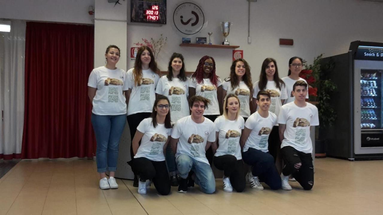 Gli studenti del Datini con le magliette che promuovono i biscotti Mattei