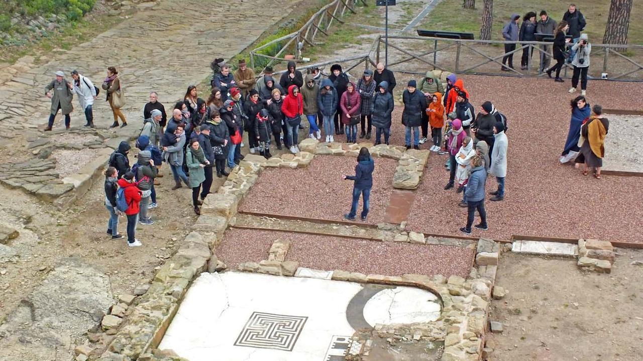 La visita al mosaico restaurato alla Villa Romana (foto Paolo Barlettani)