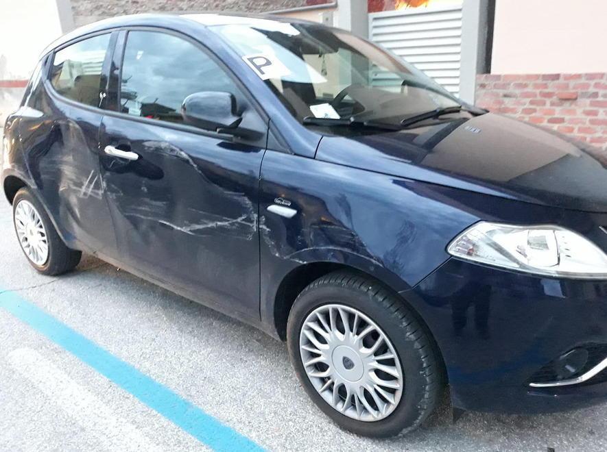 Auto danneggiata da un bus pirata 