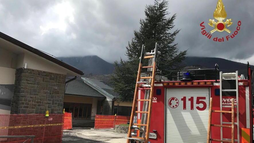Operaio minaccia di suicidarsi