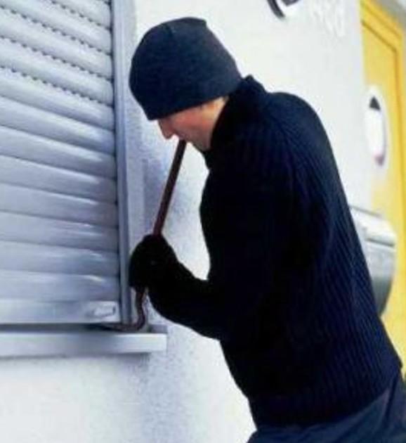 Scopre tre ladri in casa: uno lo strattona e lo fa cadere 