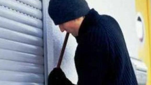Scopre tre ladri in casa: uno lo strattona e lo fa cadere