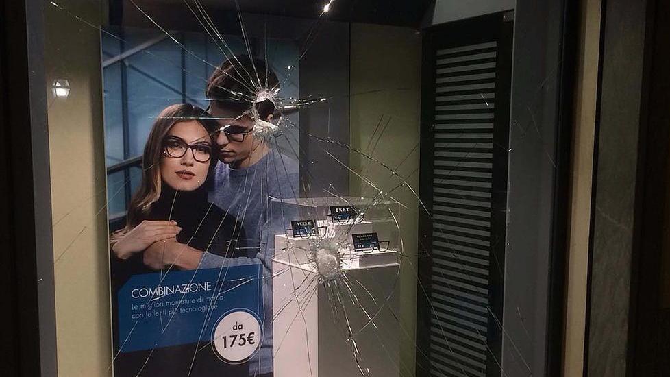 Tre incappucciati prendono le vetrine a martellate