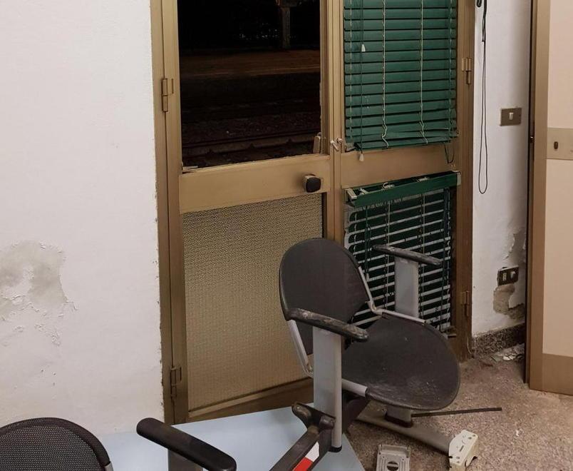 Nel mirino dei vandali la stazione di Cascina 