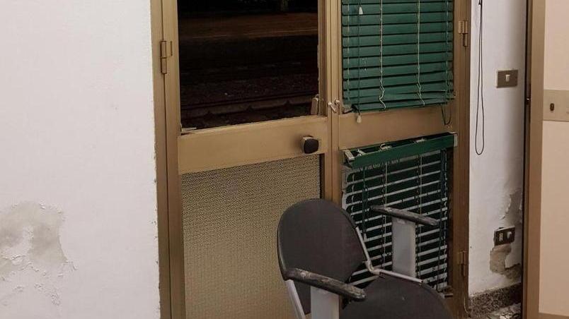Nel mirino dei vandali la stazione di Cascina