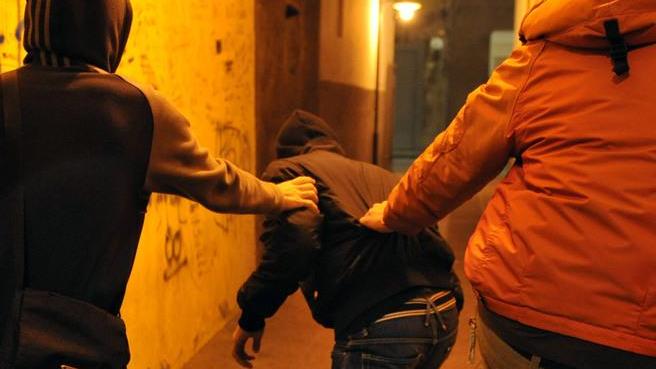 Sedicenne rapinato con un machete