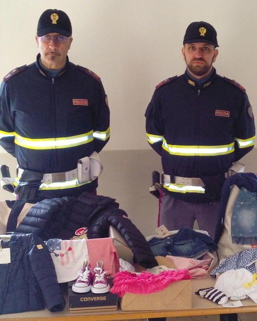Rubano vestiti griffati per bimbi, denunciate due donne