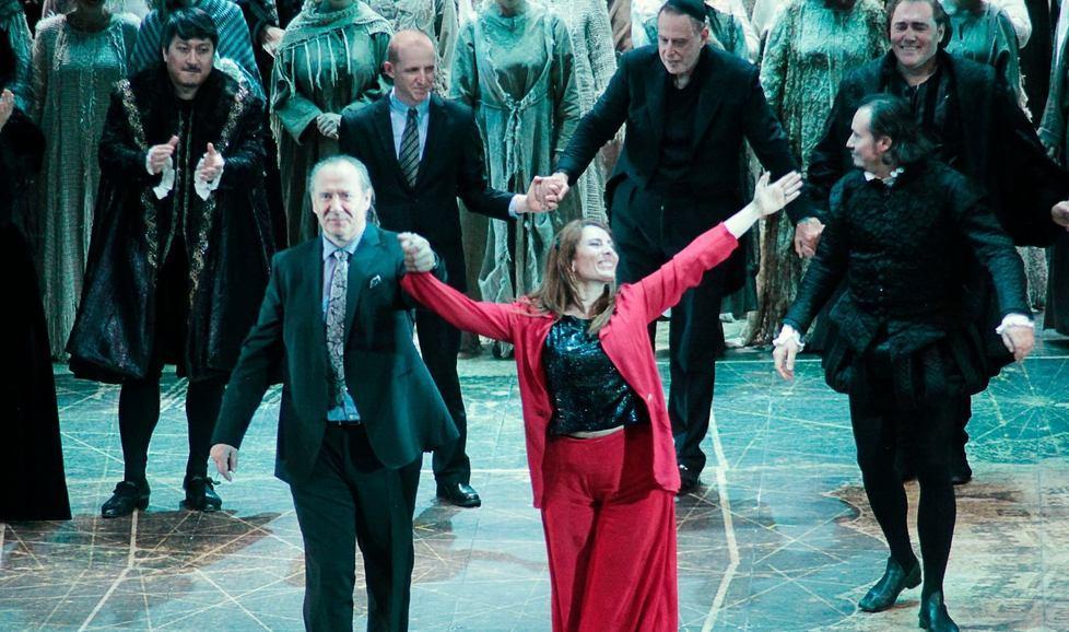 Sarah Schinasi al termine di Don Carlo a Tel Aviv, dietro di lei il maestro Daniel Oren