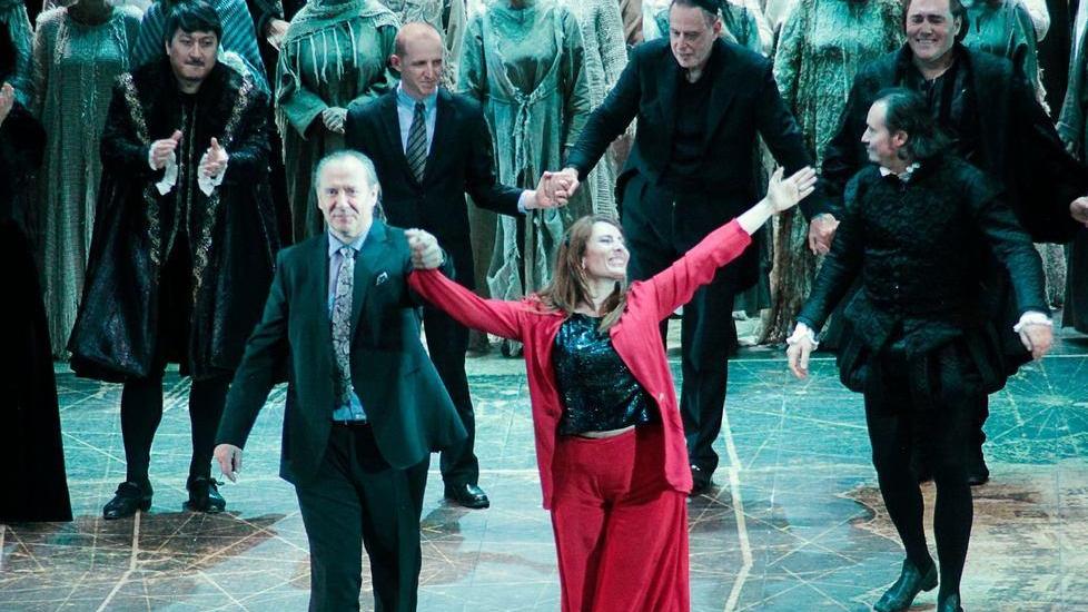 Sarah Schinasi al termine di Don Carlo a Tel Aviv, dietro di lei il maestro Daniel Oren