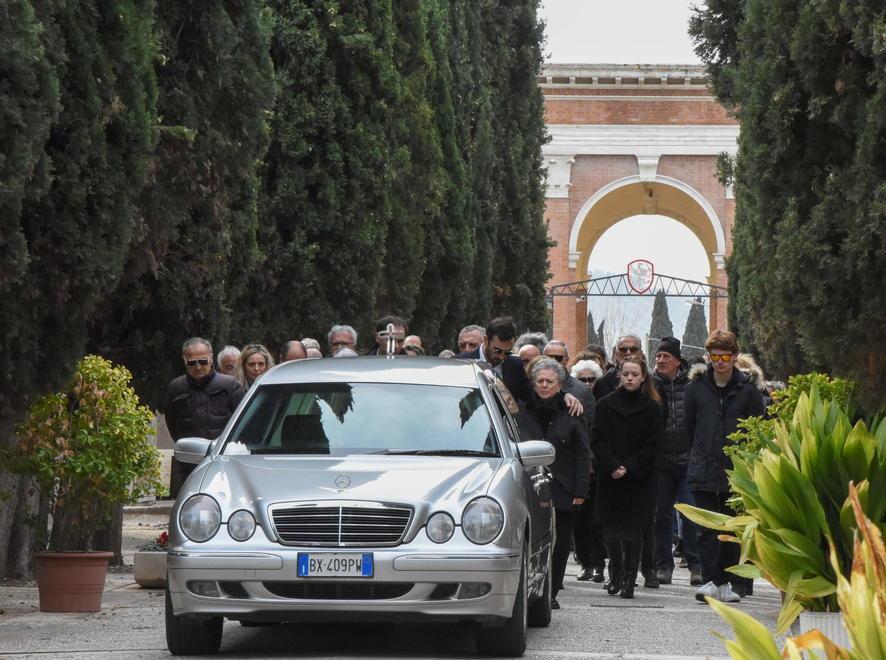 Lacrime e dolore per Dalila Ora riposa con il suo Felice
