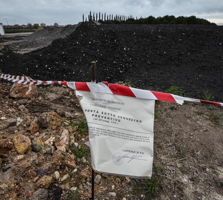 Sigilli al deposito abusivo Stoccavano scarti d’asfalto 