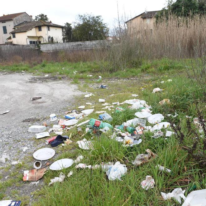 Via delle Viette trasformata in discarica «Strada pericolosa, meglio chiuderla»