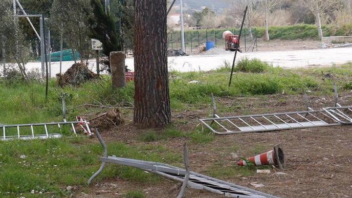 «L’unico parco giochi è devastato: aiutateci a ripristinarlo»