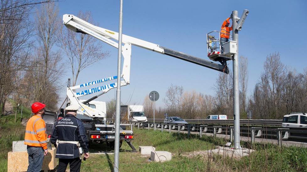 Installato il nuovo autovelox sul palo
