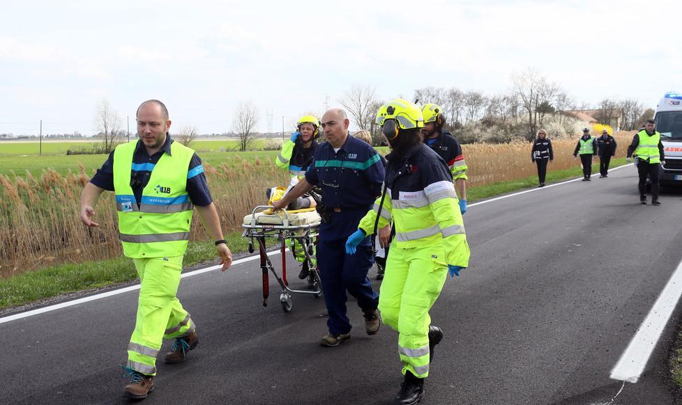 Esce di strada e finisce nel fosso: grave una donna