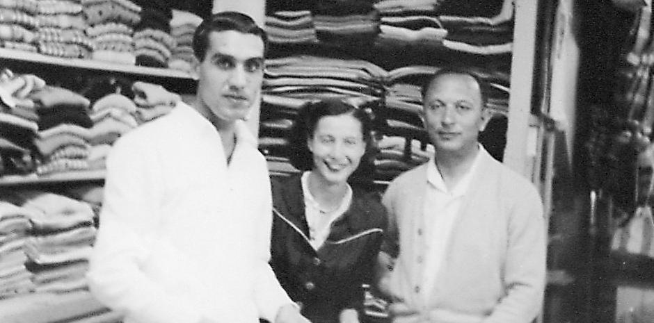 Lucio Nali (a sinistra) nel negozio al centro di Sassari