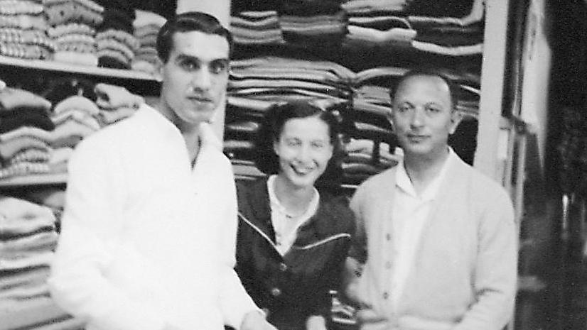 Lucio Nali (a sinistra) nel negozio al centro di Sassari