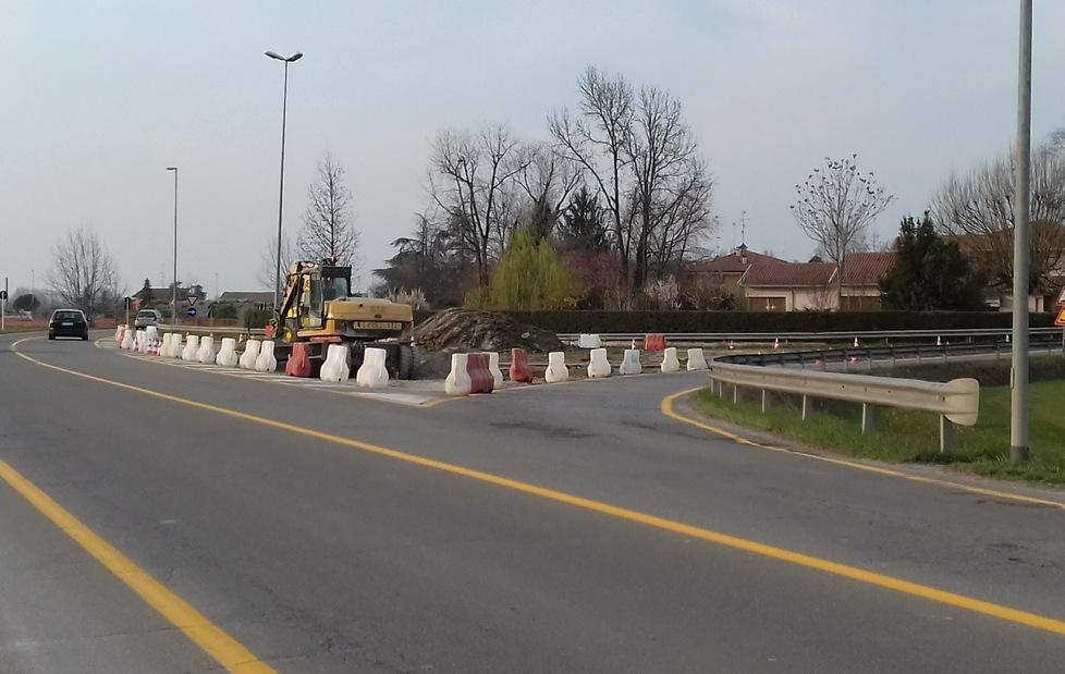 Due rotonde in via Sacco e Vanzetti 