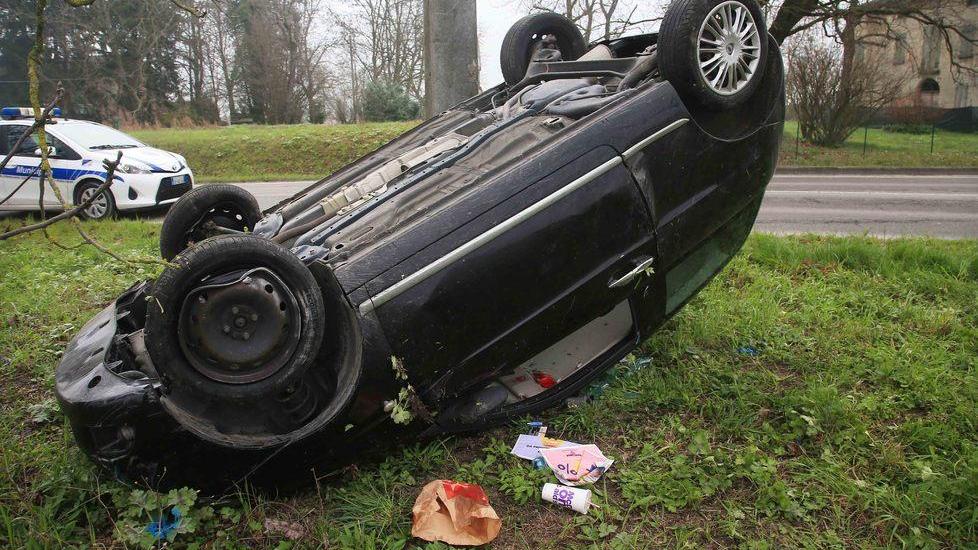 Finisce con l’auto contro un albero