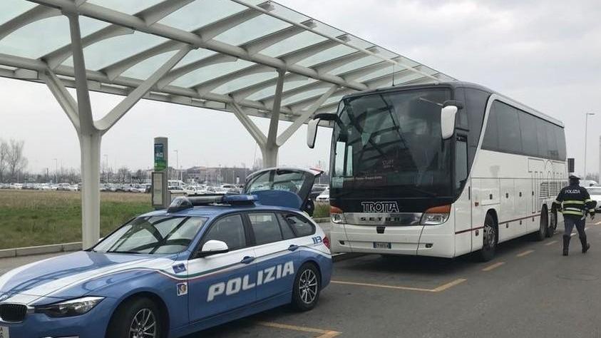 Una patente scaduta e una porta rotta Fermati 2 pullman