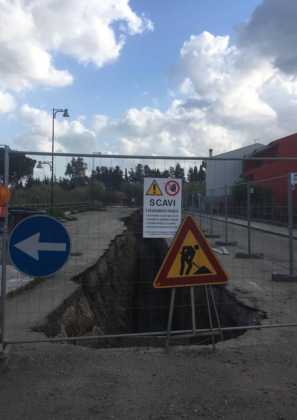 Proteste per lo stop ai lavori sul canale tombato sulla Sp15