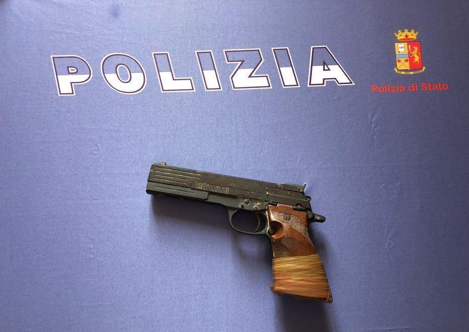 Controlli in stazione Sorpreso in possesso di una pistola rubata 