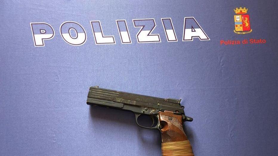Controlli in stazione Sorpreso in possesso di una pistola rubata