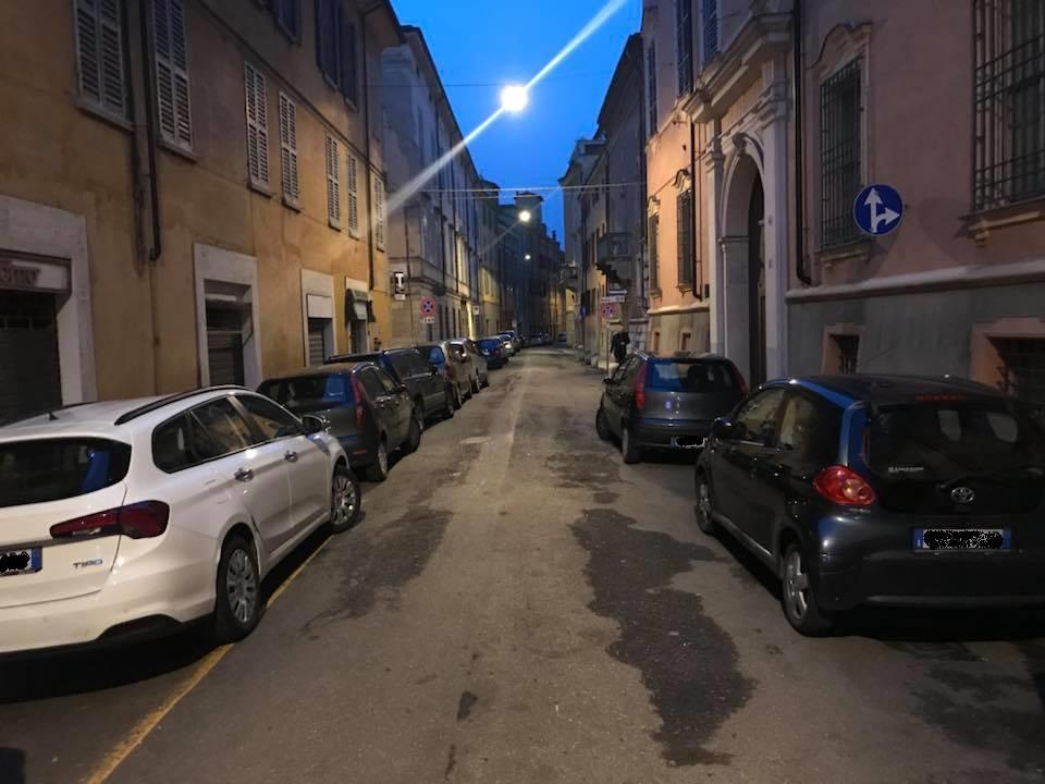 Modena, ladro si rifugia in un'auto con una bimba piccola a bordo