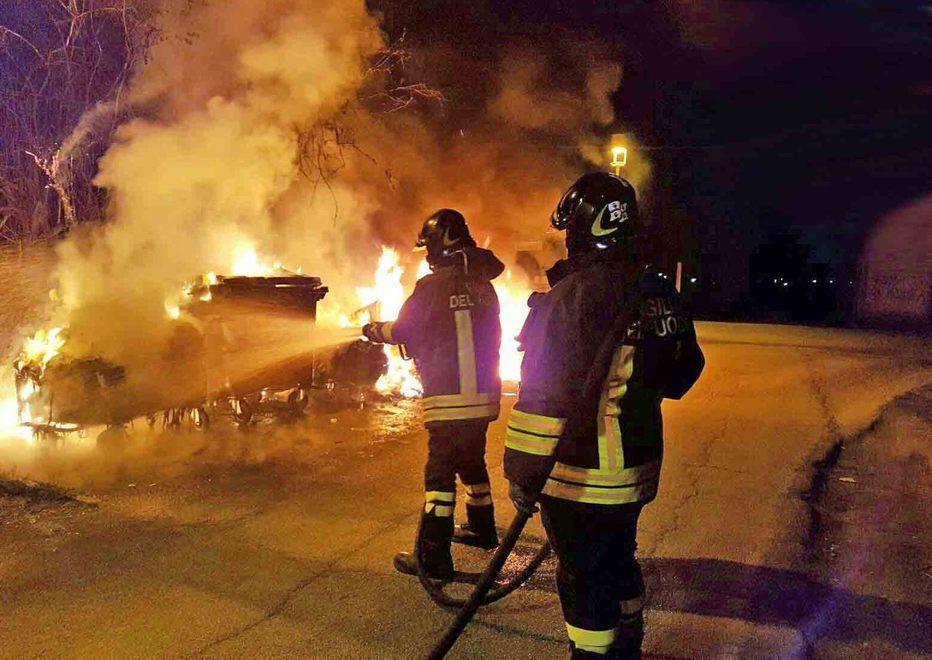 In fiamme sei cassonetti a Pieve Modolena, è opera di un piromane 
