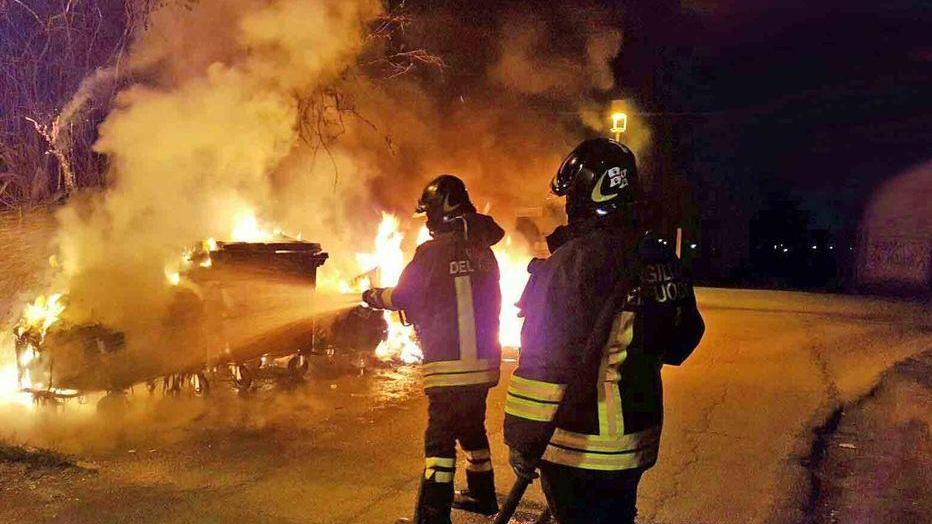 In fiamme sei cassonetti a Pieve Modolena, è opera di un piromane