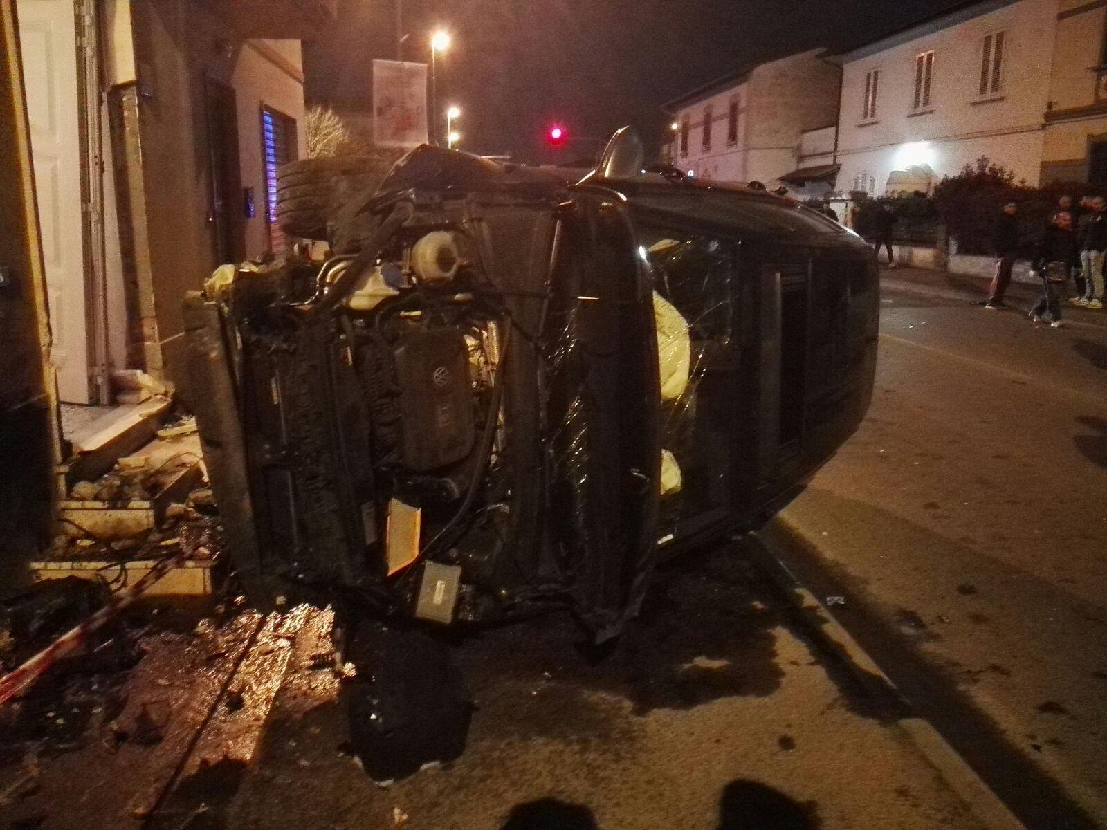 Scontro spaventoso in centro: cinque giovani feriti nella notte 