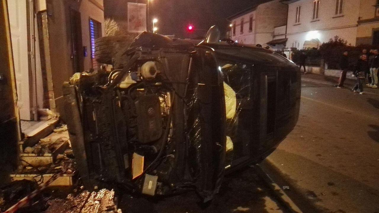 Scontro spaventoso in centro: cinque giovani feriti nella notte