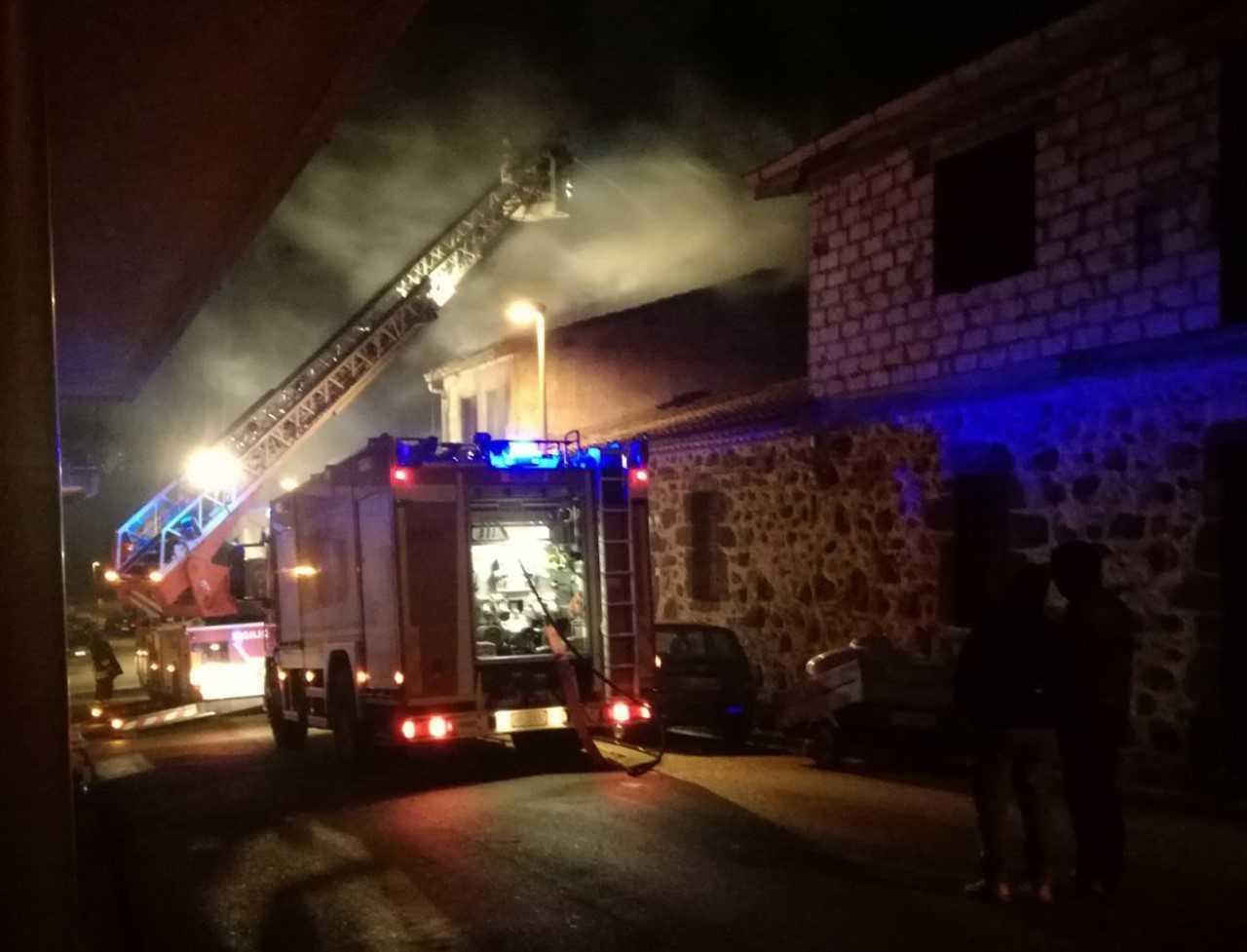 L'intervento dei vigili del fuoco a Seneghe (foto francesco pinna)