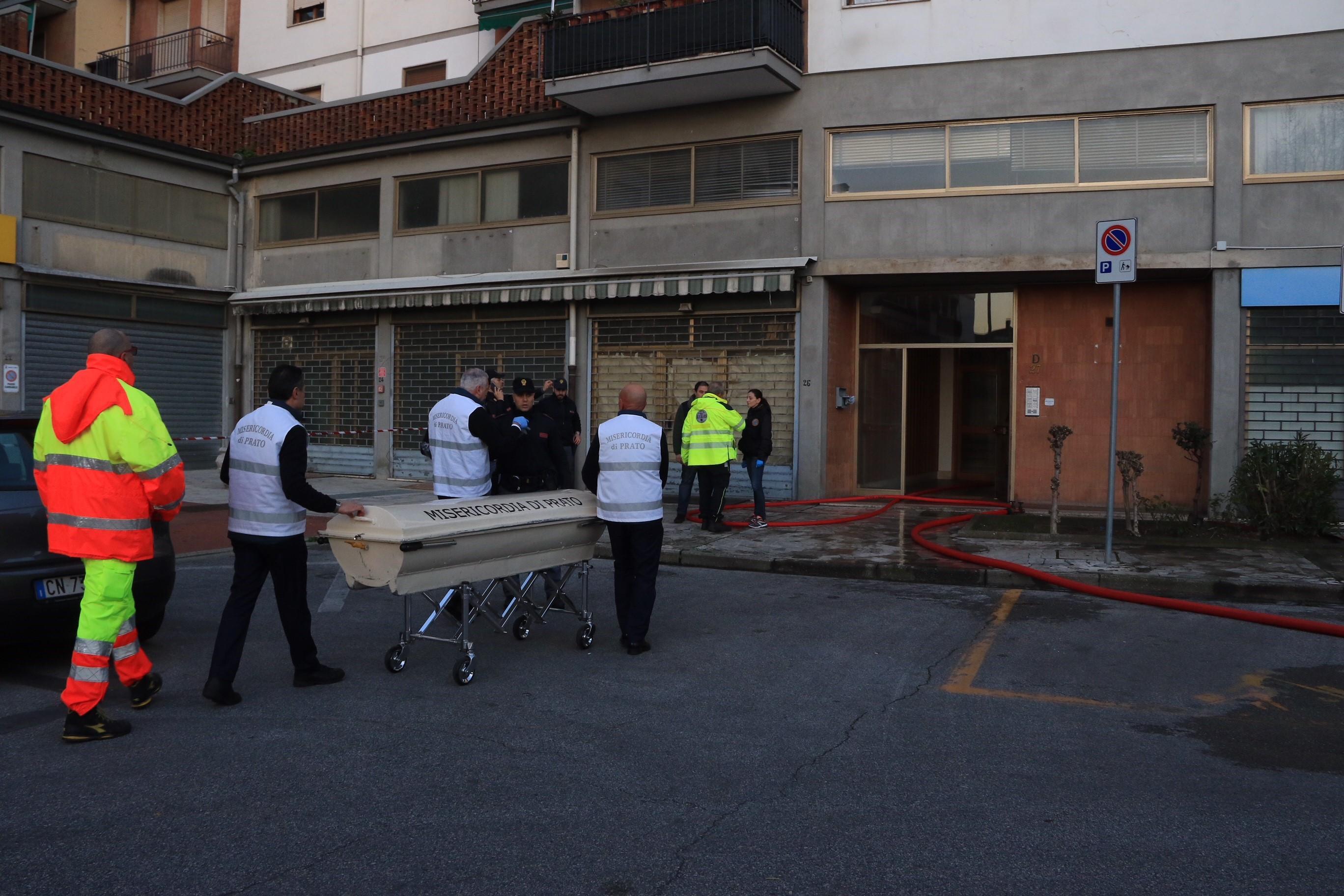 La Misericordia si è occupata di rimuovere la salma della donna (foto Sproviero-Batavia)