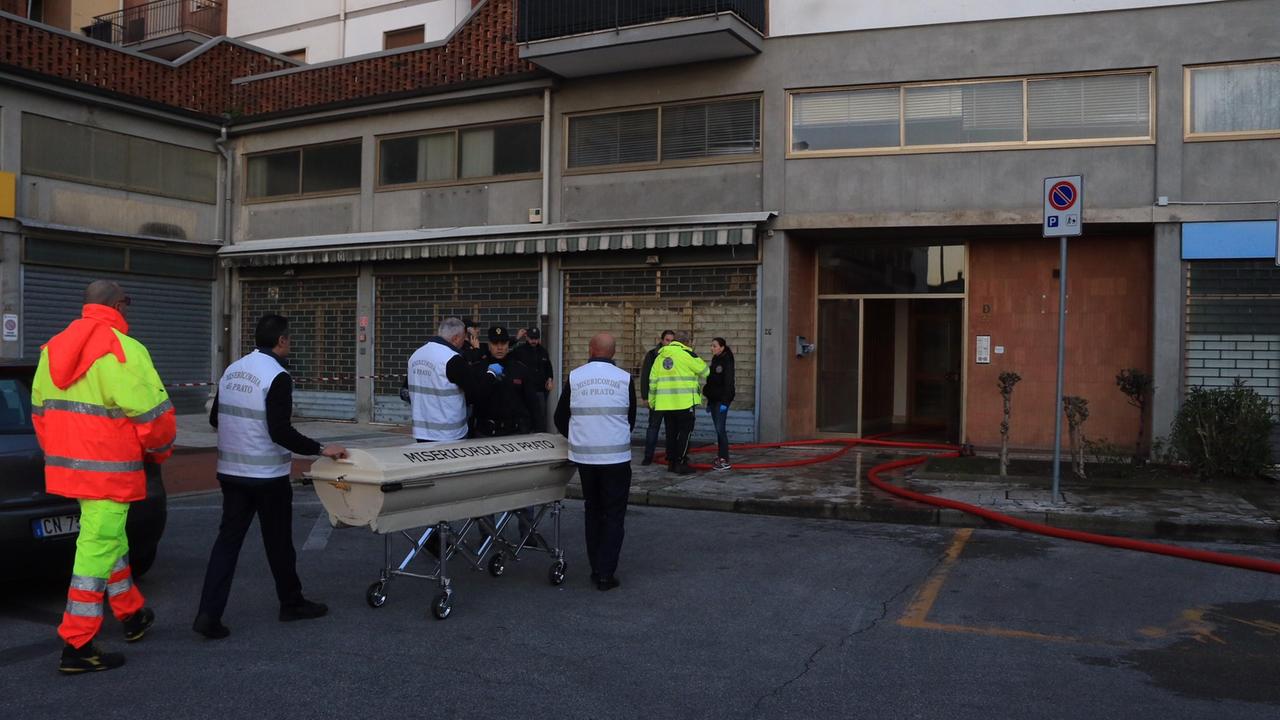 La Misericordia si è occupata di rimuovere la salma della donna (foto Sproviero-Batavia)